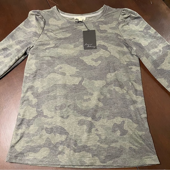 Jane and Delancey - size small - Camo Long Sleeve Top - NWT - Picture 3 of 11